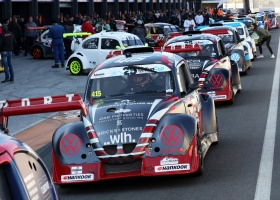 Een New Beetle Parade net voor de start van de Hankook 25 Hours VW Fun Cup