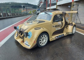 Een New Beetle Parade net voor de start van de Hankook 25 Hours VW Fun Cup